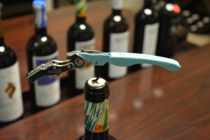 how to open a wine bottle step 2