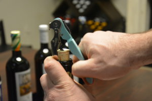 how to open a wine bottle step 3
